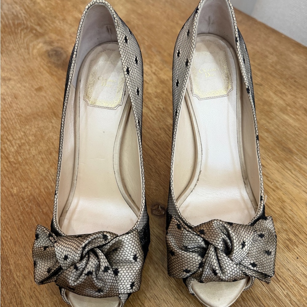 CHRISTIAN DIOR
Gold Satin And Black Lace Bow Pumps Size 38